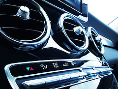 das Bild zeigt die Steuerungknöpfe einer Klimaanlage im Auto