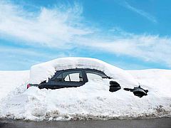 Dieses Bild zeigt ein zugeschneites Auto